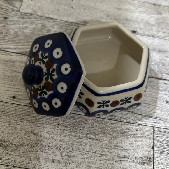 Bolesławiec Polish Pottery Hand-painted Circles Shapes small container with lid - Picture 4 of 7